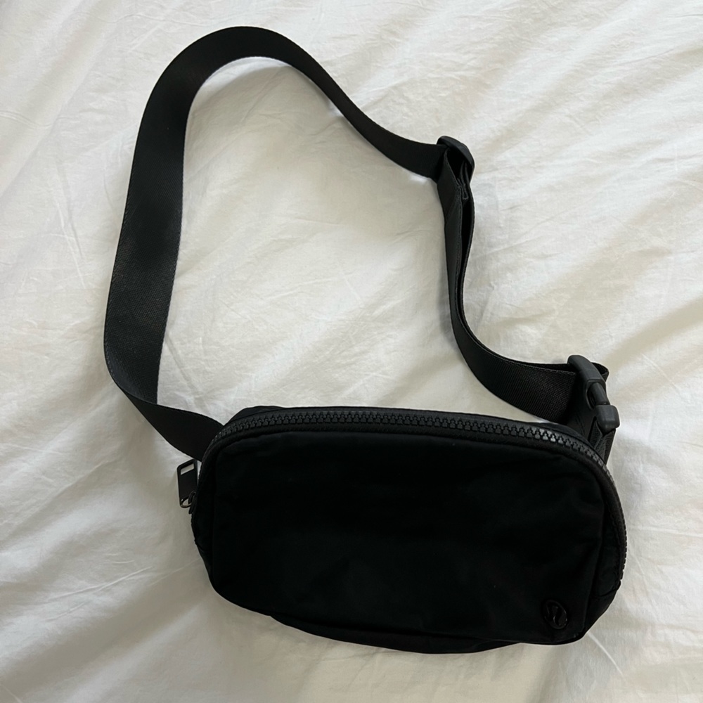 Lululemon everywhere belt bag